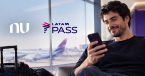 LATAM Pass oferece 25% de bônus na transferência de pontos Nubank Ultravioleta